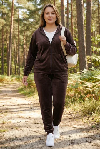 Tamsiai rudas veliūrinis sportinis kostiumas