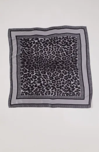 Pilka skara su leopardo raštu
