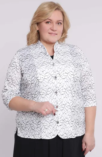 Juoda striukė su dekoratyvinėmis sagomis